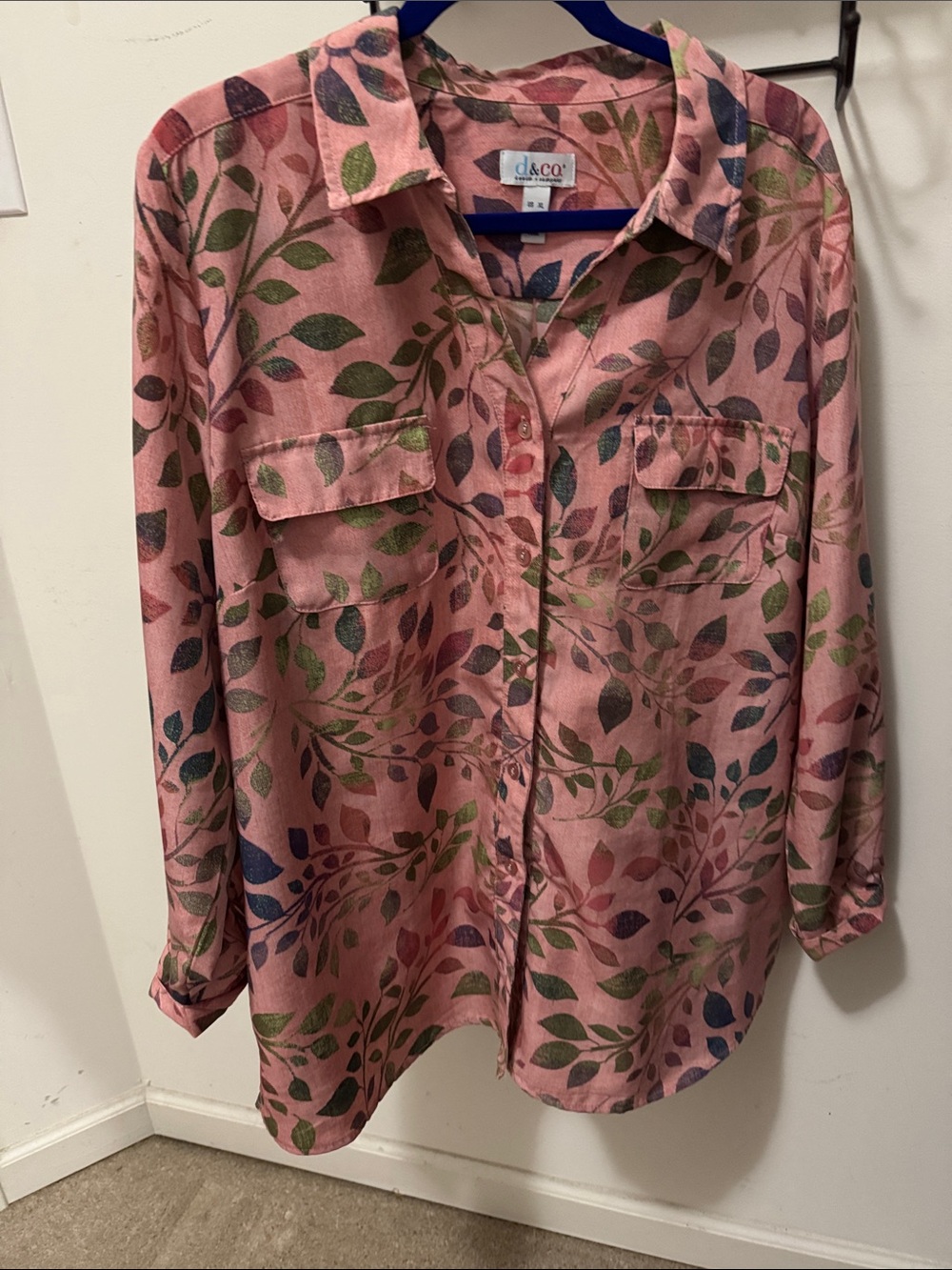 d&co Pink Leaf-Print Button-Front Blouse